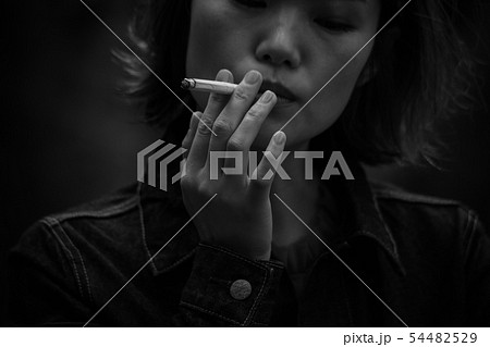 喫煙する女性 54482529