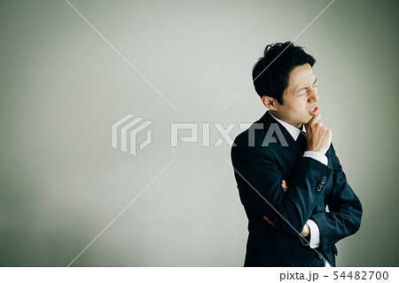 考えるビジネスマン 日本人男性 トラブル 悩みの写真素材