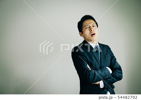 考えるビジネスマン 日本人男性 トラブル ショック 考えるビジネスマン 日本人男性 トラブル ショック 54482702