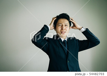 頭を抱えるビジネスマン 日本人男性 トラブル ショック 頭を抱えるビジネスマン 日本人男性 トラブル ショック 54482703