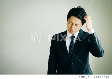 ビジネスマン 日本人男性 トラブル 苦悩 54482748