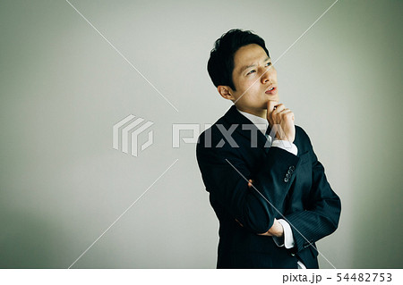 考えるビジネスマン 日本人男性 トラブル 苦悩 54482753