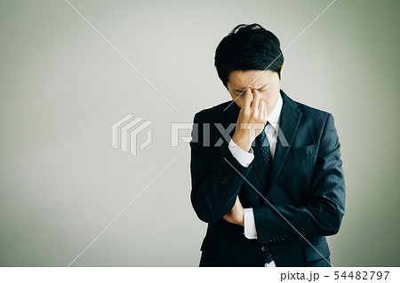 悩むビジネスマン 日本人男性 悩むビジネスマン 日本人男性 54482797