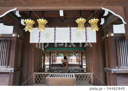 河合神社に参拝する着物姿の若い女性 河合神社に参拝する着物姿の若い女性 54482840