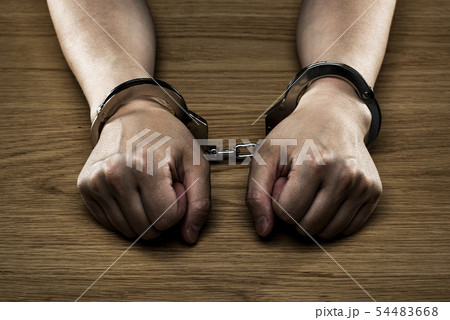 手錠をかけられた手 54483668