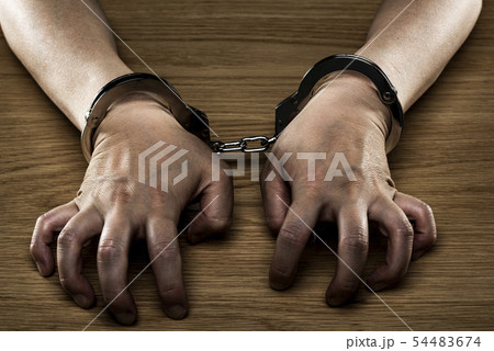 手錠をかけられた手 54483674