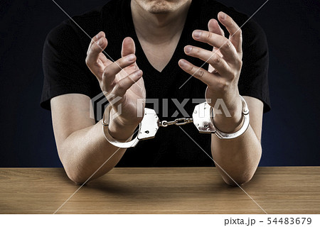 手錠をかけられた男性 手錠をかけられた男性 54483679