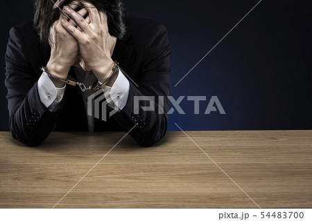 手錠をかけられた男性 ジャケット 54483700