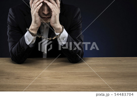 手錠をかけられた男性 ジャケット 54483704