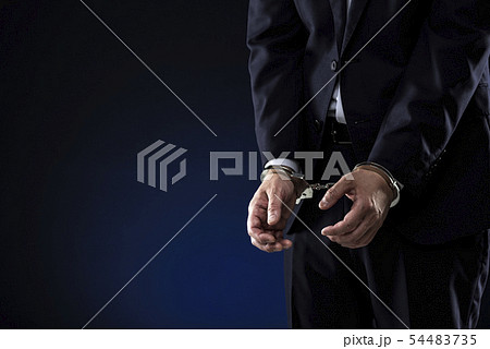 手錠と男性の手 54483735