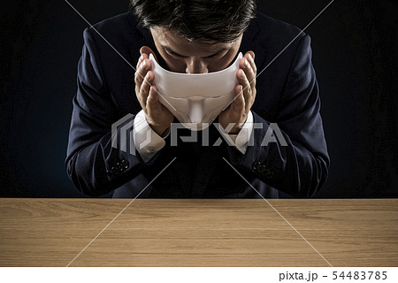 仮面を脱いだ男性 仮面を脱いだ男性 54483785