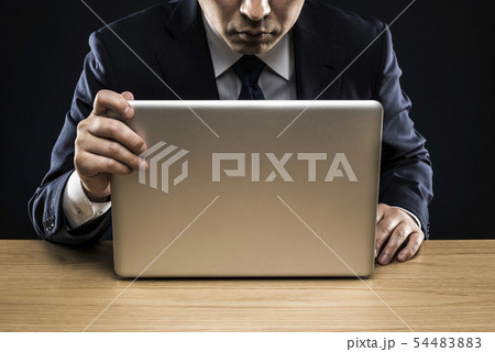 男性がノートパソコンを開く 54483883