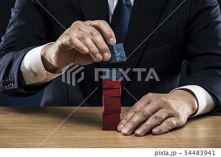 ブロックを積み上げる 54483941