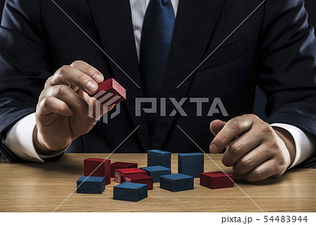 ブロックを積み上げる 54483944