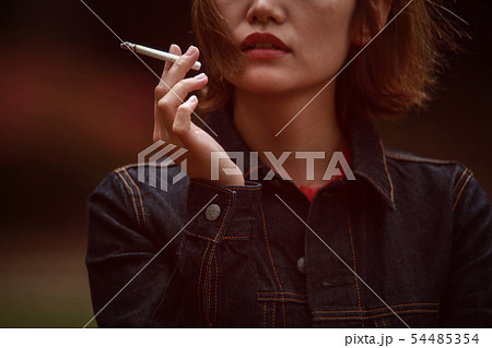 喫煙する女性 喫煙する女性 54485354