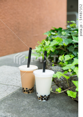 2色のタピオカドリンク 2色のタピオカドリンク 54487352