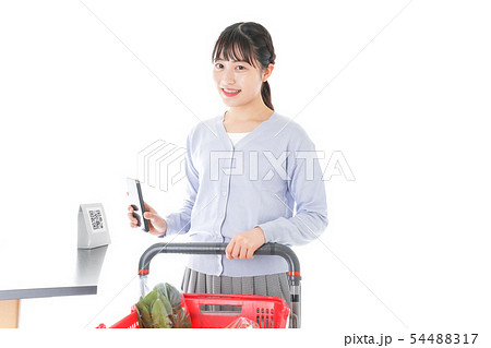 キャッシュレス決済をする若い女性 54488317