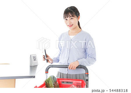 キャッシュレス決済をする若い女性 54488318