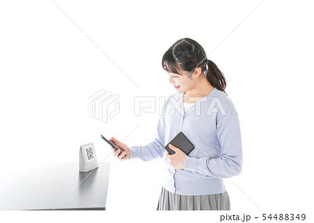 キャッシュレス決済をする若い女性 54488349