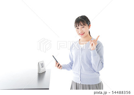 キャッシュレス決済をする若い女性 54488356