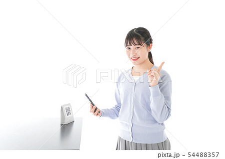 キャッシュレス決済をする若い女性 54488357