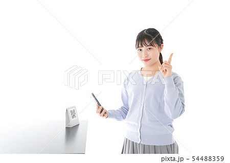 キャッシュレス決済をする若い女性 54488359