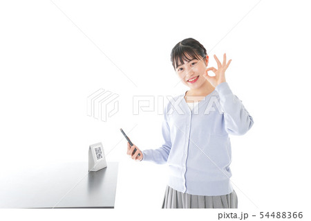 キャッシュレス決済をする若い女性 キャッシュレス決済をする若い女性 54488366