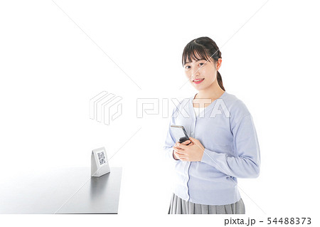 キャッシュレス決済をする若い女性 54488373