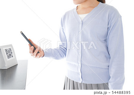 キャッシュレス決済をする若い女性 54488395