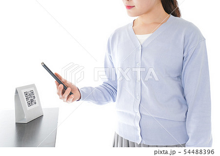 キャッシュレス決済をする若い女性 54488396