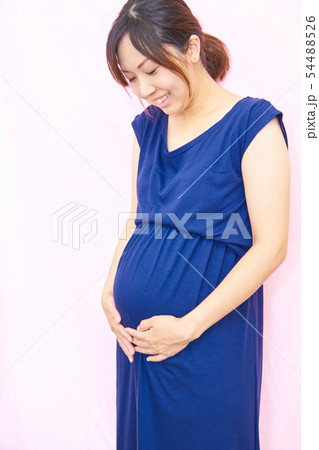 お腹を見て笑う妊婦 お腹を見て笑う妊婦 54488526