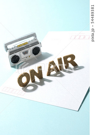 ラジオを聴くの写真素材