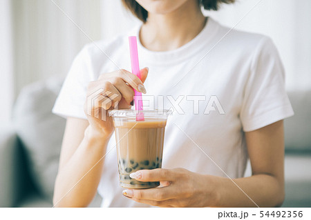 タピオカミルクティーを飲む若い女性 54492356
