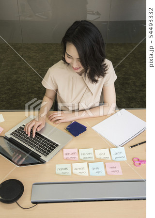 オフィスでパソコン作業をする女性 オフィスでパソコン作業をする女性 54493332