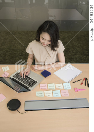 オフィスでパソコン作業をする女性 オフィスでパソコン作業をする女性 54493334