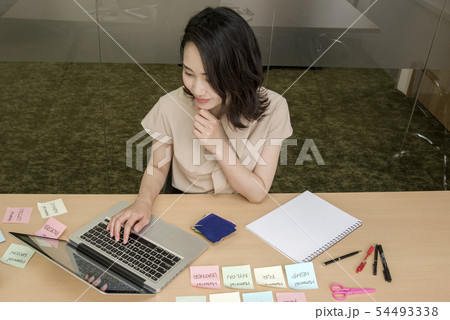 オフィスでパソコン作業をする女性 オフィスでパソコン作業をする女性 54493338