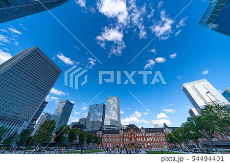 日本の東京都市景観 東京駅前のオフィスビル群などを望む 日本の東京都市景観 東京駅前のオフィスビル群などを望む 54494401