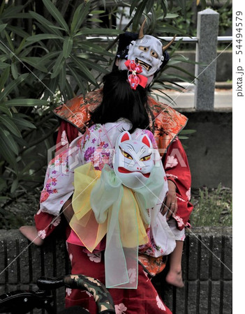 和歌祭りの風景　抱っこ　 54494579