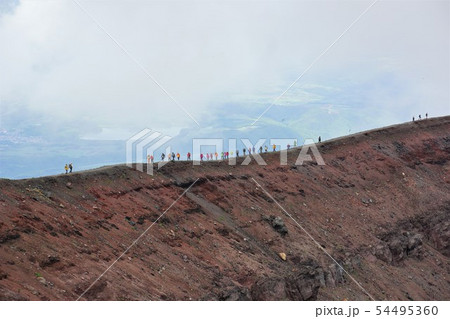 前掛山の稜線を歩く登山者 54495360