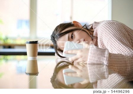 女性　ライフスタイル　スマホ　カフェ 54496296