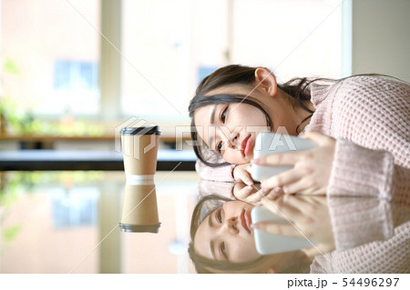 女性　ライフスタイル　スマホ　カフェ 54496297