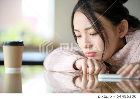 女性　ライフスタイル　スマホ　カフェ 54496300