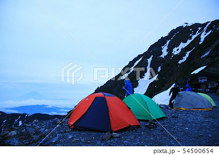 南アルプス　白峰三山テント縦走　北岳肩ノ小屋テント場と北岳山頂と富士山 54500654