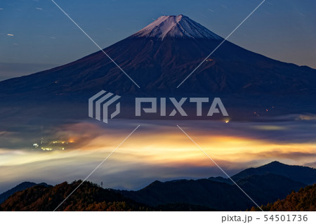 三ツ峠から見る富士山の夜景と富士吉田の雲海 三ツ峠から見る富士山の夜景と富士吉田の雲海 54501736