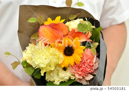 退職 父の日のイメージ 男の人が持った花束の写真素材