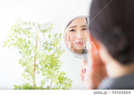 鏡を見る女性(20代) 鏡を見る女性(20代) 54503604