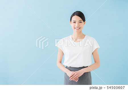 ビジネス 20代女性(青背景) ビジネス 20代女性(青背景) 54503607