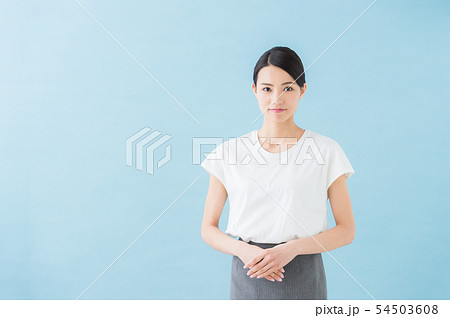 ビジネス 20代女性(青背景) ビジネス 20代女性(青背景) 54503608