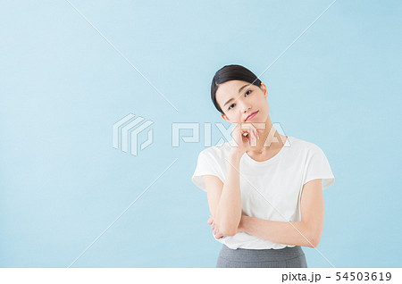 ビジネス　20代女性（青背景） 54503619