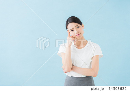 ビジネス 20代女性(青背景) ビジネス 20代女性(青背景) 54503622